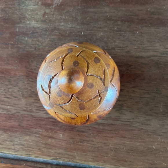 Carved wood artesanal box - Picture 2 of 5